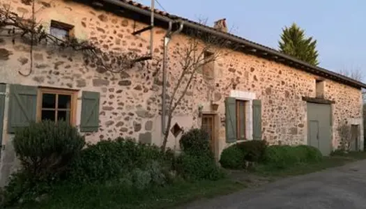 Charmante maison en pierre dans un hameau 