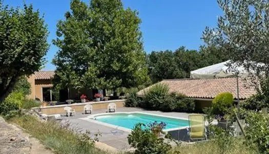 Propriété paisible comprenant une piscine, une maison et 3 T1 