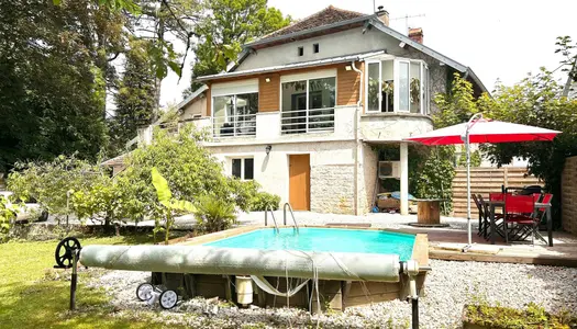 Maison en pierre rénovée avec piscine 