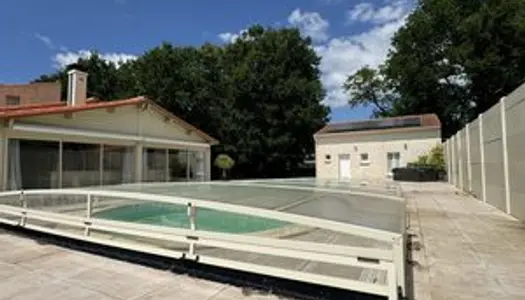 Villa 240 m² hab avec piscine sur 3200 m² de terrain arboré 