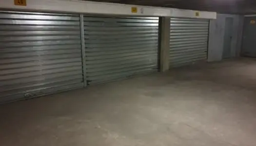 Location Garage fermé fin juillet pour petite auto (ex Max Audi A3) rue adjacente à la Timone 