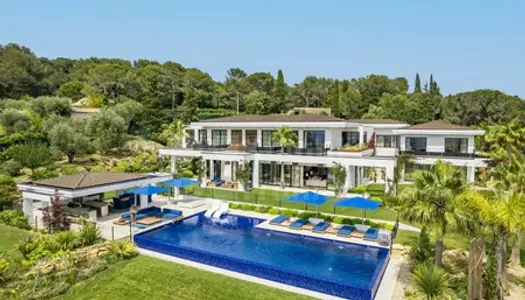 Castellaras : Une Villa Moderne Impressionnante avec Tennis et Vues Panoramiques