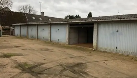 Lot de 11 garages loués - boxs et 1 hangar de 100m2 