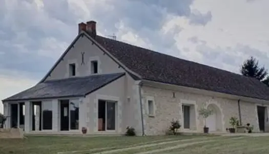 Grange restaurée avec dépendances sur grand terrain arboré