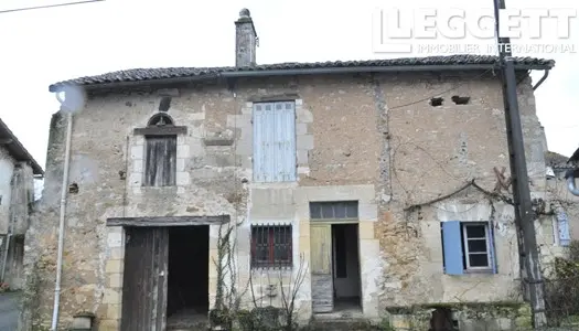 Maison ancienne en pierre à restaurer dans un hameau du Périgord 
