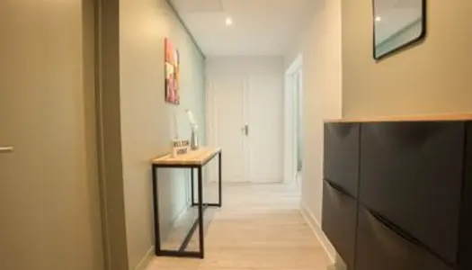 Grande chambre de colocation disponible à Orléans - Appartement rénové et meublé 