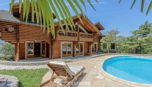 Maison finlandaise en bois avec piscine et jardin paysager 