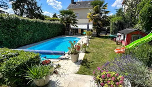 Élégance et confort : Maison familiale avec piscine chauffée à B