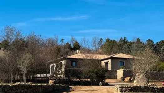 Maison en pierres et crépi avec piscine 