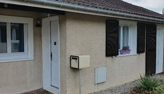 Maison mitoyenne située dans un hameau piétonnier, arboré et calme, entièrement de plein pied 