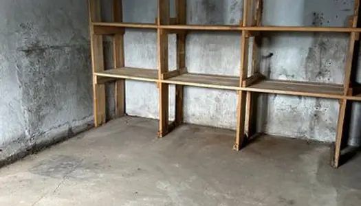 Local garage fermé 20m2 stockage meuble débarras 