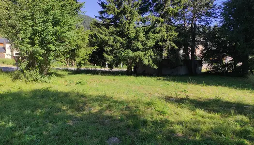 GRAND TERRAIN  de 1221 M² sur la commune de Puyv