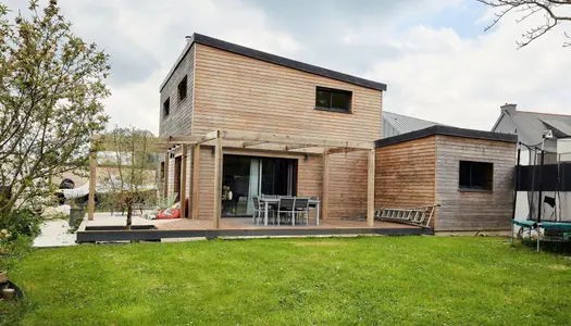 Charmante maison en bois avec grand terrain et bois privé à Caudan