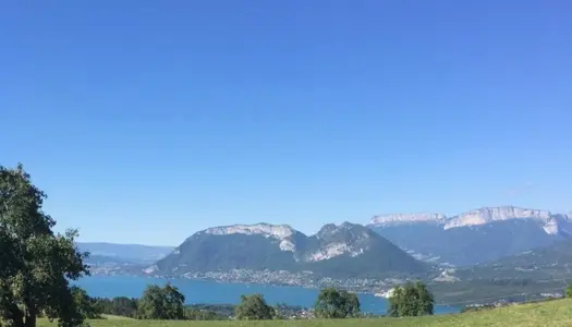 Vue panoramique lac et montagnes