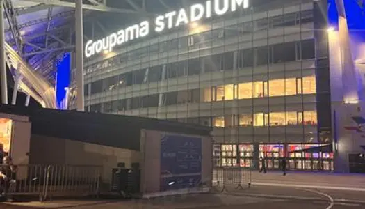 Place de parking devant le Groupama Stadium 