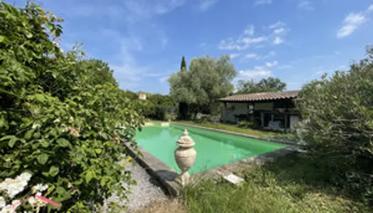 Maison de plain-pied avec piscine dans un hameau paisible 