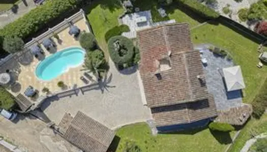 Magnifique villa en pierre de tailles piscine 1380 terrain 