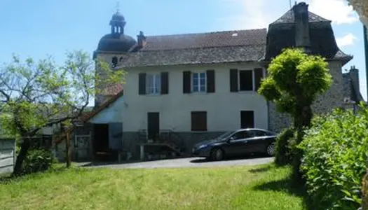 Ancienne maison d'hôtes dans petit village avec commerces et services