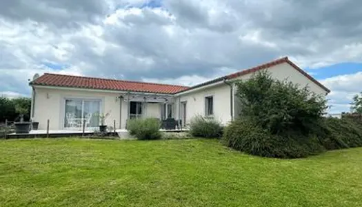 Au calme, belle maison de Plain-pied de 175 m2 sur 2533 m2 de terrain clos avec piscine 