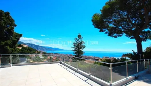 Magnifique villa avec spectaculaire solarium et piscine, dans le renommé quartier résident