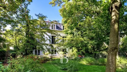 Paris 75018 - Ravissante propriété avec jardin et piscine - 5 c 