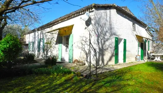 Maison en pierre avec jardin clos et une parcelle non attenante.