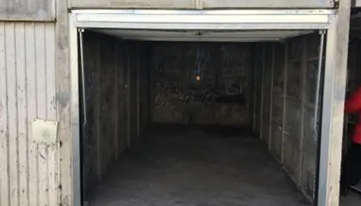 Box garage extérieur idéal stockage ac camionnette : 