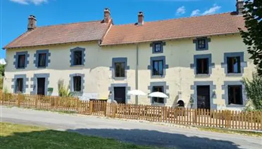 Complexe de gîtes de vacances établi, 3 grandes maisons de 4 chambres, jardin et 2 piscine