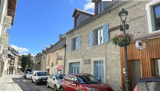 Maison de village rénovée avec jardin et garage au centre du village avec commerces, servi 