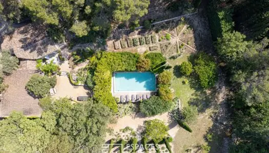 Duo de maisons avec piscine et son parc idyllique 