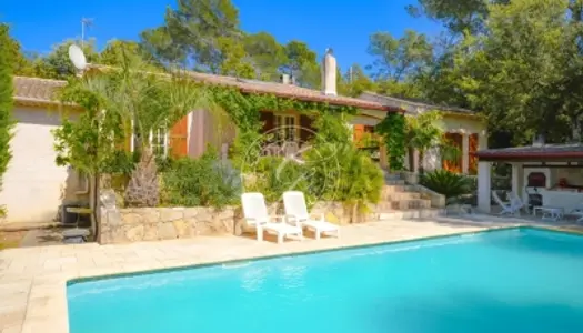 Taradeau belle villa traditionnelle avec piscine sur un terrain arboré 