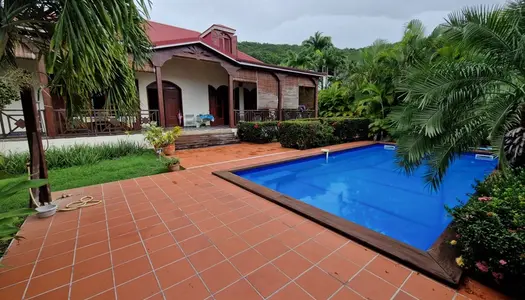 Pure villa Créole plage à pied + 2 bungalow F1 et F3 avec garage et piscine sur 1965 m² de 