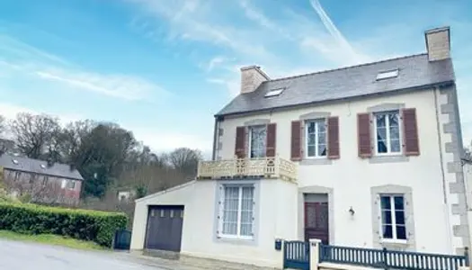 FINISTÈRE : Huelgoat. Maison de ville idéale avec 5 chambres,