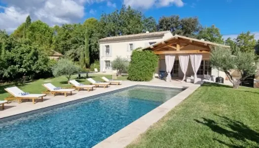 Bastide provençale à louer au coeur du Luberon, 4 chambres, 4 salles de bains, piscine privée sur 