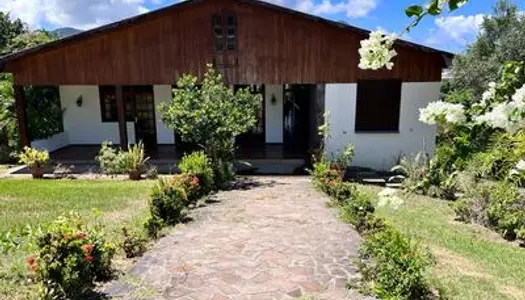 Très belle villa meublée vue mer à Basse-Terre. 