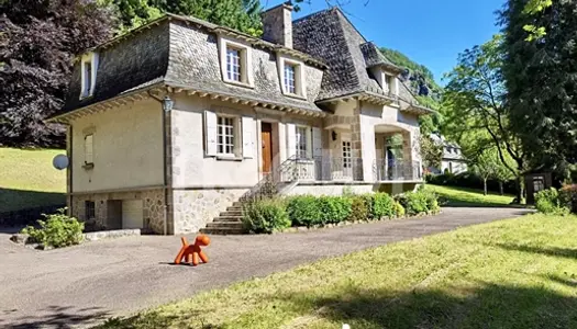 Maison traditionnelle de pierres et de lauzes sur parc de 6000 m2 