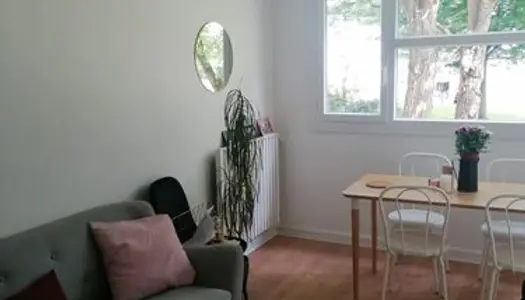 Belle chambre avec balcon dans une agréable colocation