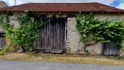 Dans un village typique du Haut Limousin venez découvrir cette grange et deux étables de construct