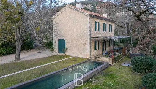 LUBERON - BASTIDE ENTIEREMENT RENOVE - 5 CHAMBRES - PISCINE - JARDIN 2HA