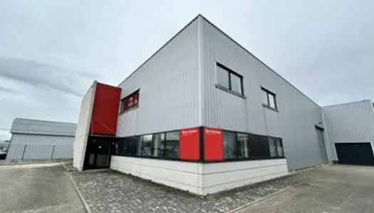 Local d'activité 588 m² 