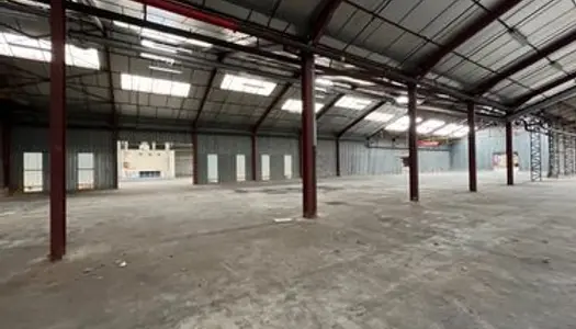 Local stockage isolé 8000m2 divisible avec quai à 160kms sud de Paris 