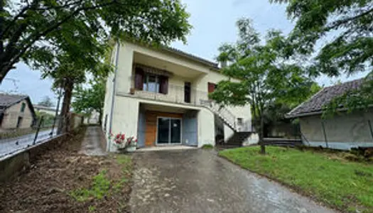 Maison avec grand hangar et terrain autour 