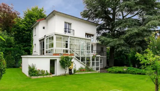 Vends maison Art Déco en parfait état de 180m² avec jardin de 640m² à Saint-Cloud Montretout 