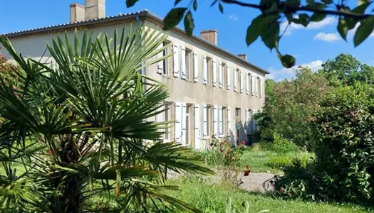 Belle maison girondine en pierre, avec son pigeonnier et son parc arboré 