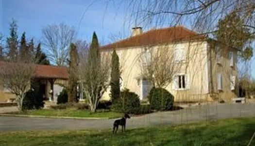 Au sud d'AUCH, direction les Pyrénées, pour trouver cette confortable maison de 245 m² avec ses d