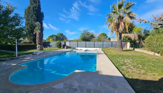 Villa  4 pièces  avec piscine et garage et 1500m² de jardin. 