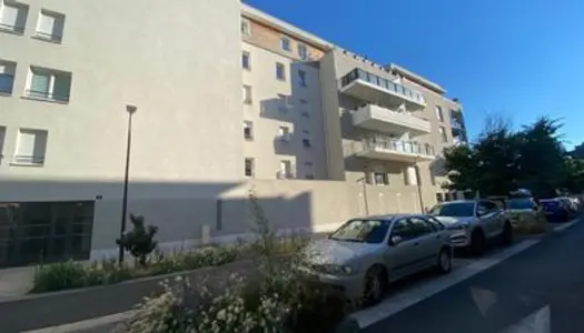 Loue Appartement 3 pièces face aux remparts, Avignon (84) - 63m² 
