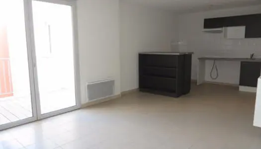 APPARTEMENT AVEC DEUX CHAMBRES ET GARAGE 