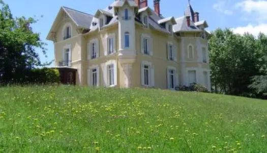 Domaine Chateau Manoir parc naturel du Pilat entouré jardins avec Chambres d'Hôtes, Spa, Sauna, Pi