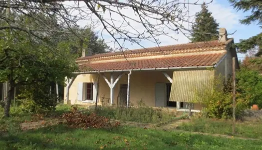 Petite maison de village avec terrasse couverte, garages et
